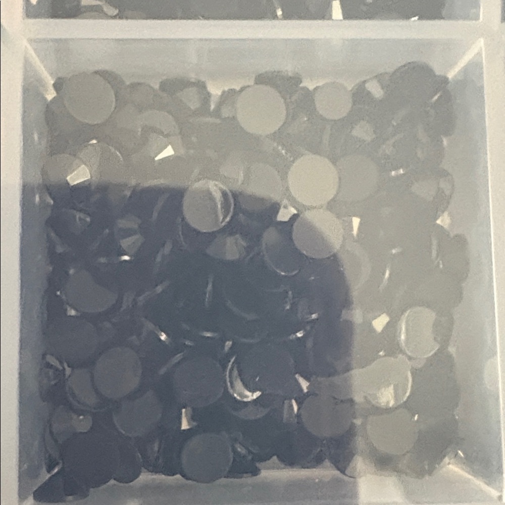 Assorted sizes flat back Black rhinestones resin New - Picture 3 of 6